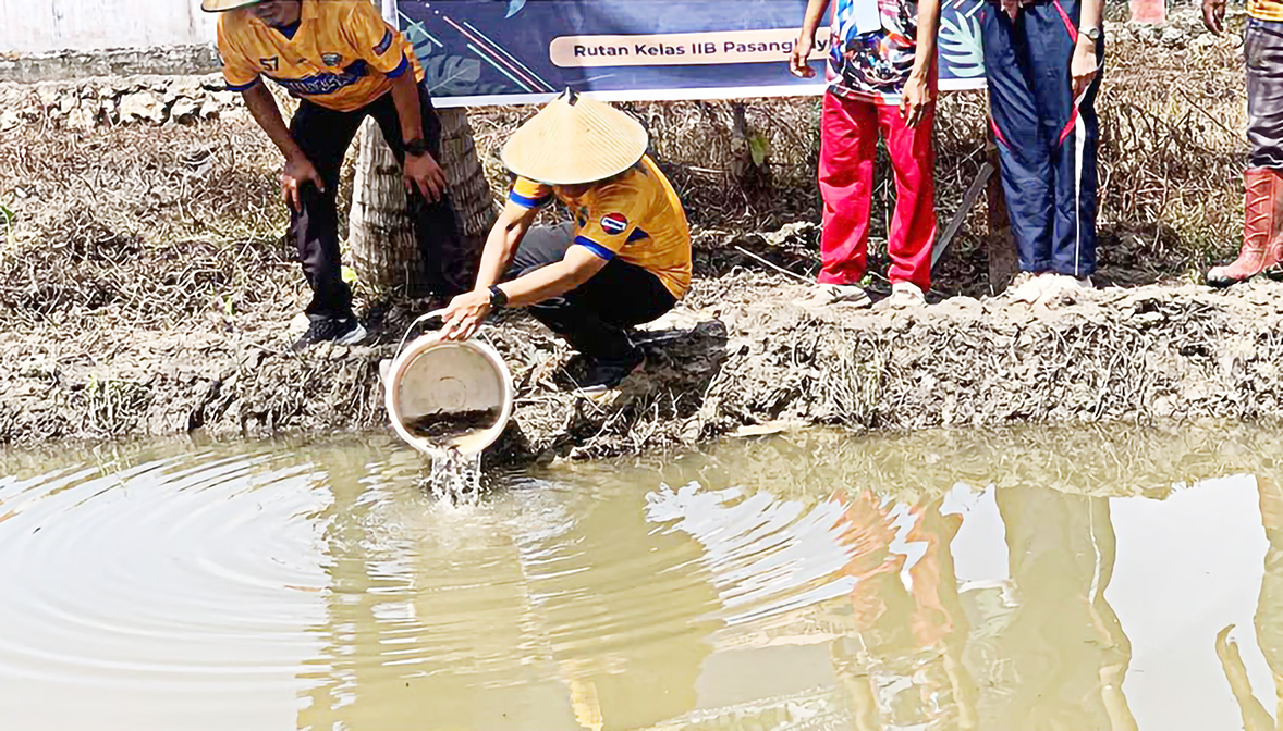 Karutan_Pasangkayu_Tebar_Benih_Lele_Bersama_Warga_Binaan.jpg